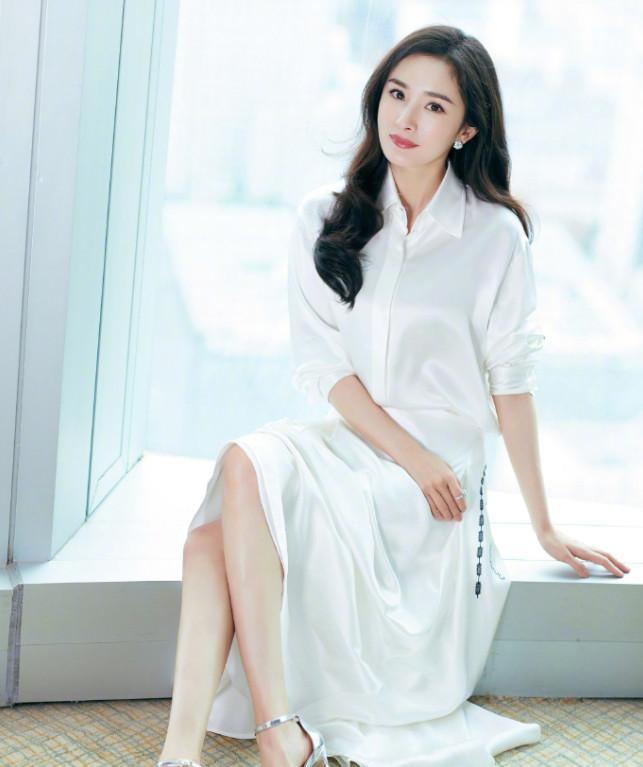 街拍：大龄女神风韵尤存，饱满的身材娇艳欲滴