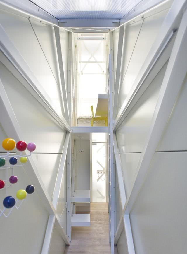 住这里太憋屈！1米5夹缝中盖栋32平房，张开双臂就能碰到两边墙壁