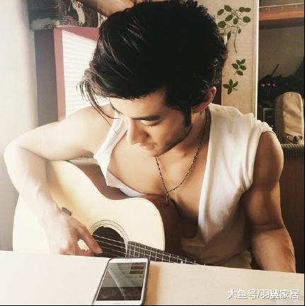 帶你參觀李治廷住的豪宅，客廳掛滿了衣服，在家還經常健身