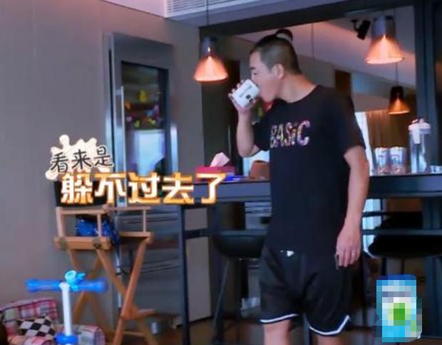 带你参观陈小春的家，对儿子表面严肃实则温馨，儿童房堆满了玩具