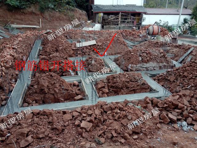 农村自建房, 柱子钢筋接头一样齐? 网友吐槽: 赶紧让施工队走人