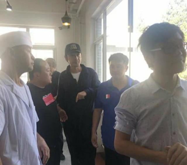 胡歌现身中传被迷妹包围，37岁颜值堪比小鲜肉，穿连体裤像电工