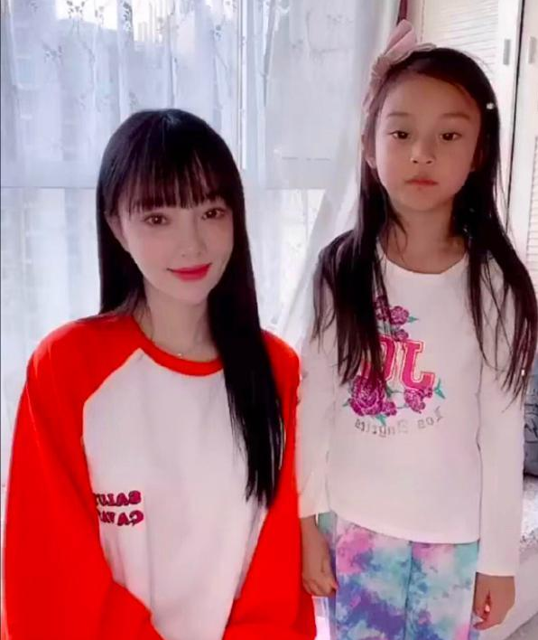 李小璐晒出和女儿合影，甜馨笑起来酷似妈妈，网友：终于长开了！