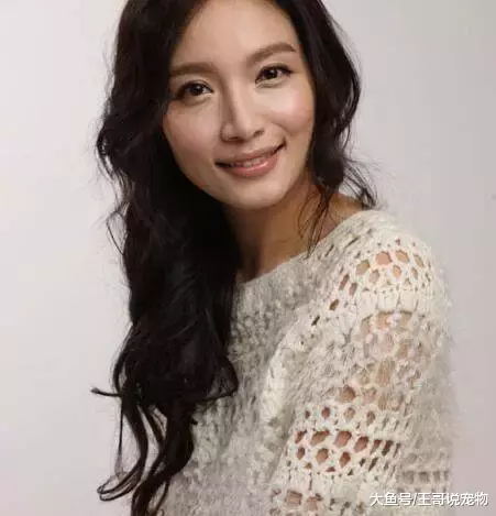 30岁高调公开恋情，婚后看清老公真面目火速离婚，今43岁仍单身