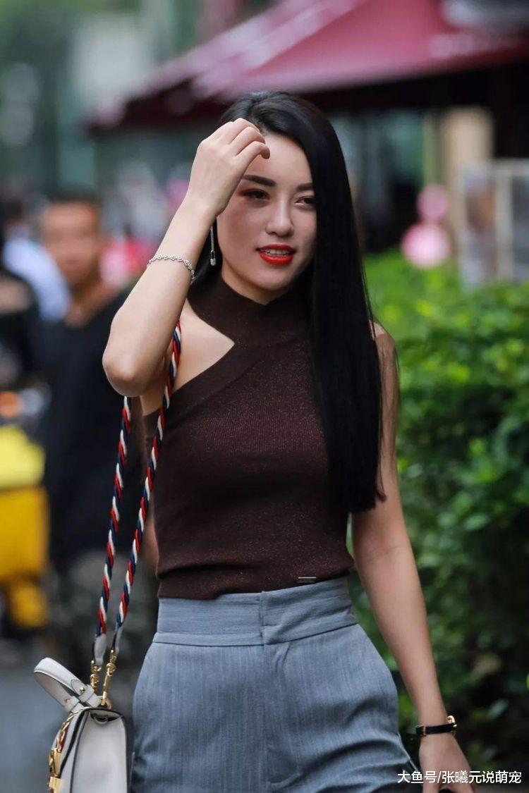 街拍：小姐姐身材窈窕，英伦风的设计，特别漂亮，很洋气