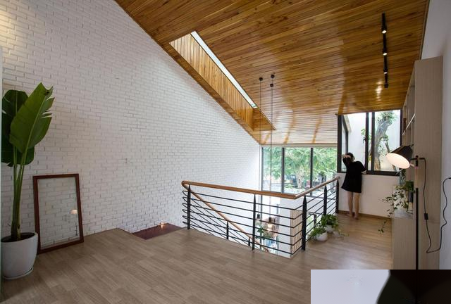 婚后不跟父母住，在隔壁再建一栋，小夫妻天天住新房三餐去老房吃