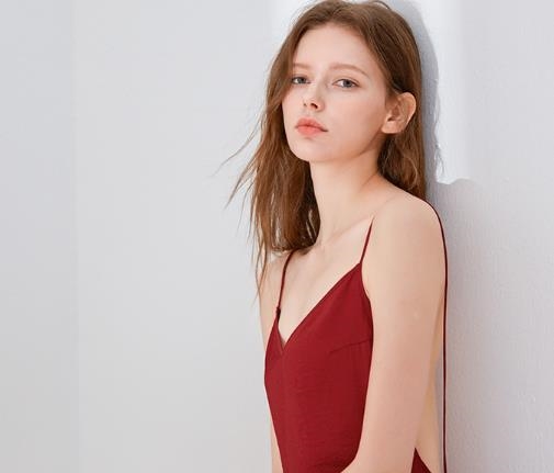 传统的睡衣可以扔了，三伏天流行穿冰丝睡衣，亲肤舒适迷人