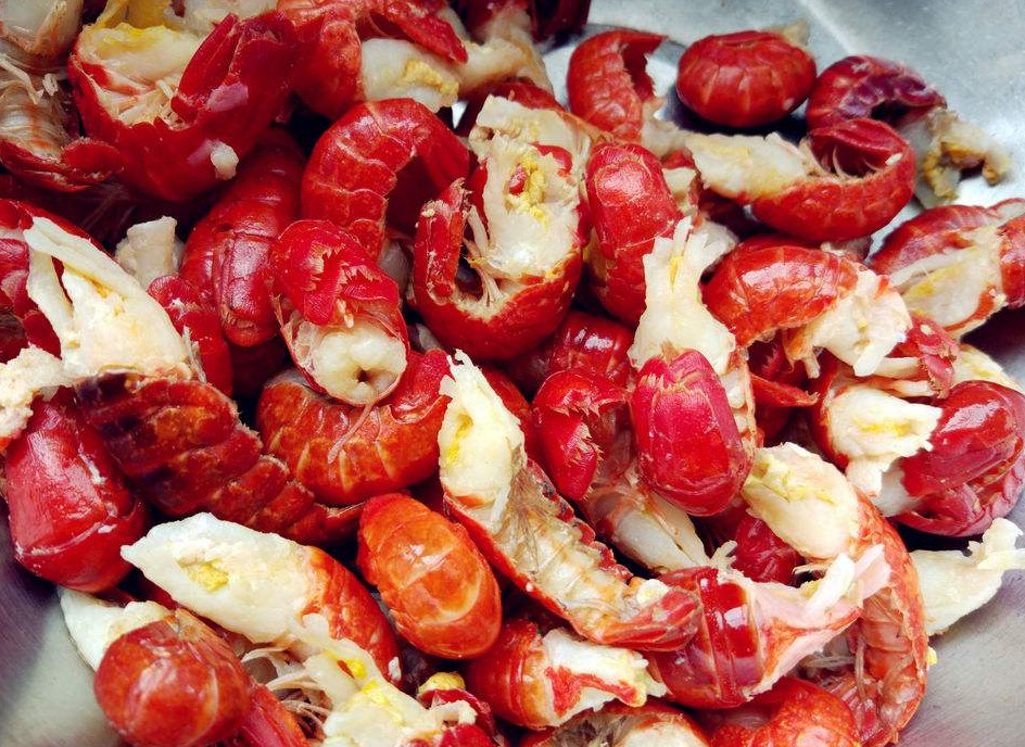 小龙虾脑袋里到底是“黄”还是“屎”？网友：后悔现在才知道！