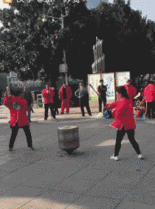 爆笑GIF：兄弟，你走路能不能稳一点，晃得我都看不清手机屏幕了