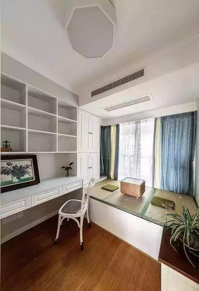 书桌和榻榻米结合的装修方案，玩转小卧室装修，满足多样化需求