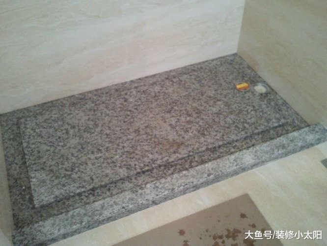 头次见淋浴房装这种地面，好看还防水，后悔我家发现晚了