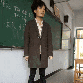 搞笑GIF趣图：玩滑翔伞也要看看天气呢，要不就被玩了