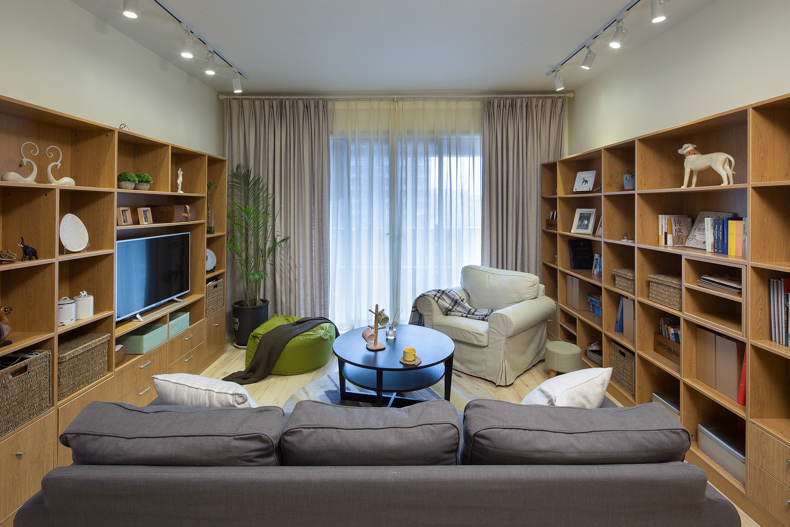 客厅沙发不一定非要摆在电视正对面，下面这个家的摆放就很不错！