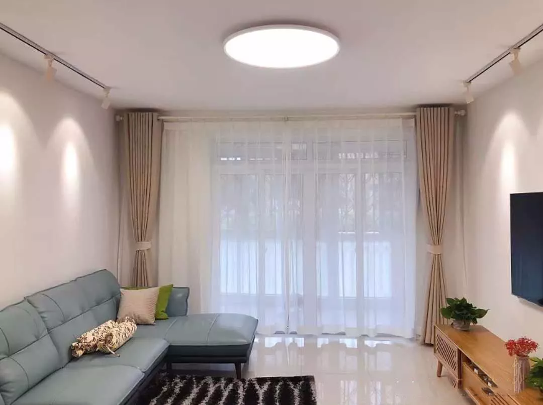 小户型客厅挺适合装个吸顶灯的，看起来就简洁大方