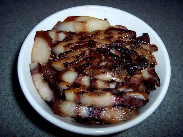 五彩臘肉合蒸，老人小孩都愛吃，隔壁小孩都饞哭了