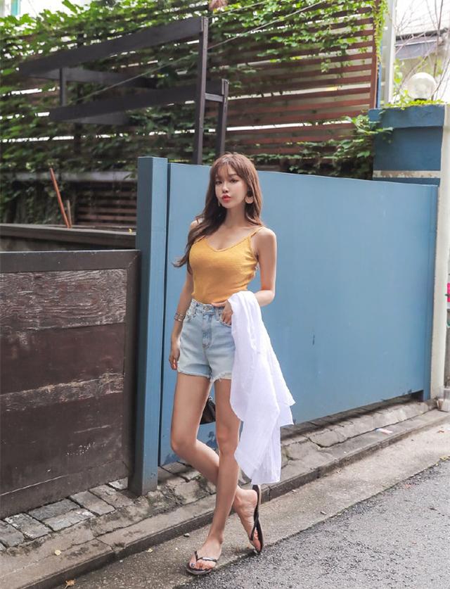 时尚穿搭，牛仔热裤小姐姐，修身吊带秀出曼妙迷人好身材