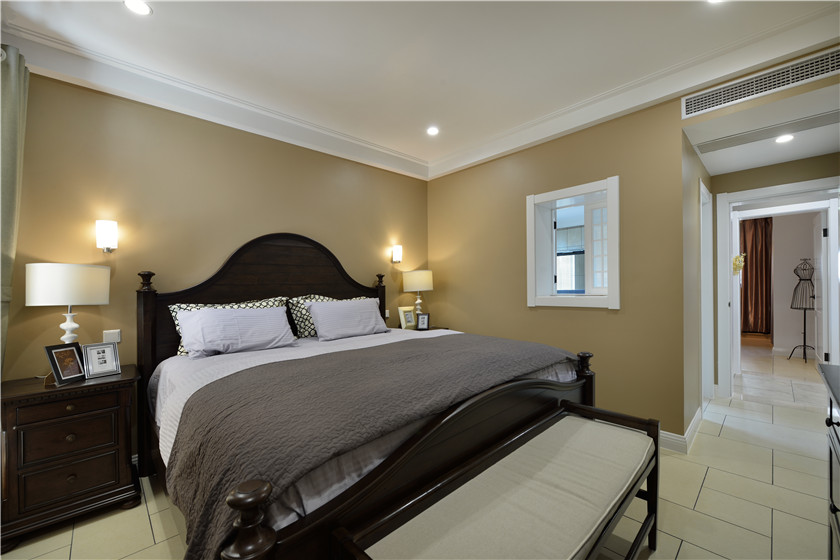 142平米的大户型，现代美式风装修，过道不仅做衣柜，还做了书柜