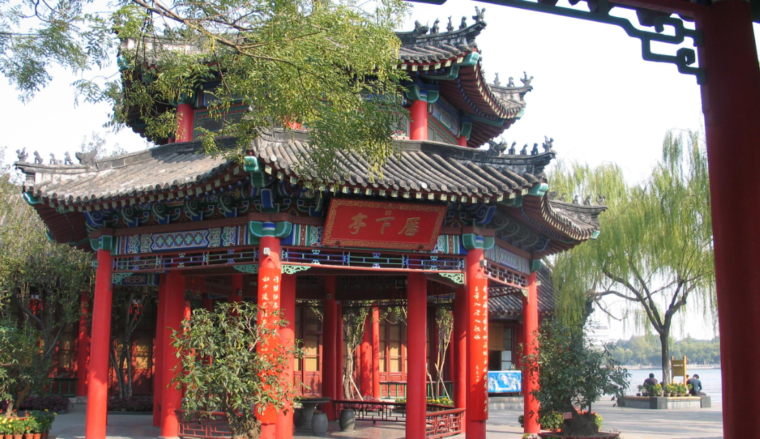 被称为“泉城明珠”的大明湖，碧波荡漾，如同一幅流动的风景画