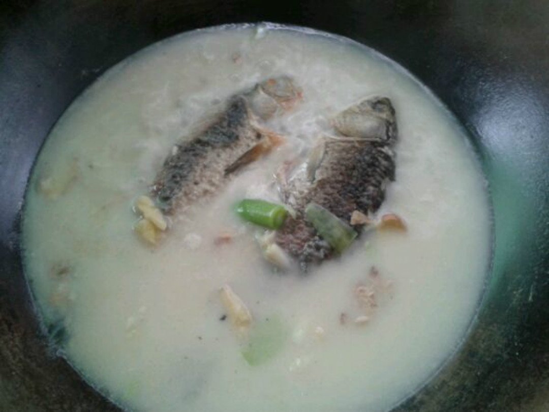 白嫩鲜香滑，滋补美味四季佳品，老少皆宜的美食鲫鱼汤