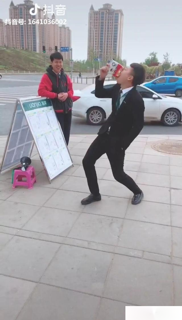 卖房小哥抖音爆红：卖着几十万的房子，吃着一块钱的方便面…