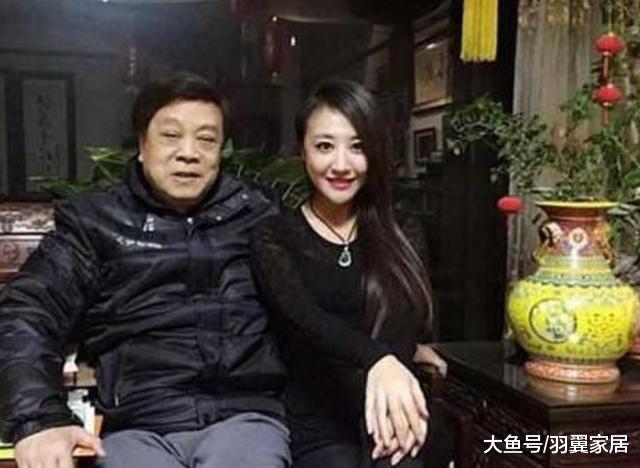 一起参观赵忠祥住的豪宅，家里都是实木家具，墙壁的挂画很抢眼