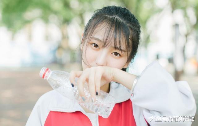 學校為了防止早戀，特制奇葩校服，網友豎起了大拇指：人才啊