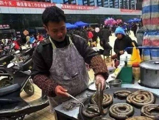 男子当街烤“黑蛇”？路人看不惯绕着走，认出后抢着买