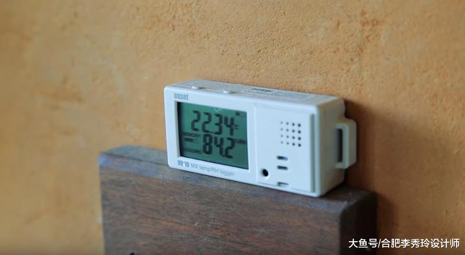 70㎡乡村小屋, 远看像一条船! 玻璃围个花房, 入户门用玻璃瓶砌, 有创意