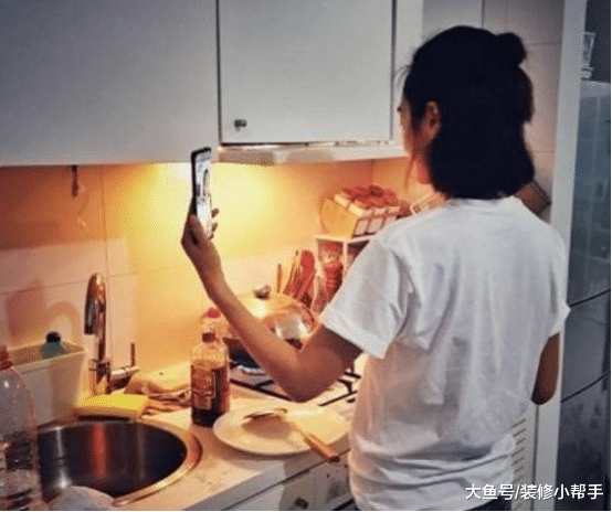 朱丹的豪宅首次公开，客厅四周都是落地窗设计，根本不用担心采光