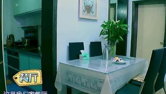 带你参观黄婷婷住的豪宅，内部装修很老土，家具布置都过时了