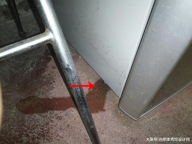 冰箱后面藏个储水盒，我家用了8年没倒过，难怪冰箱里总是有一股臭味