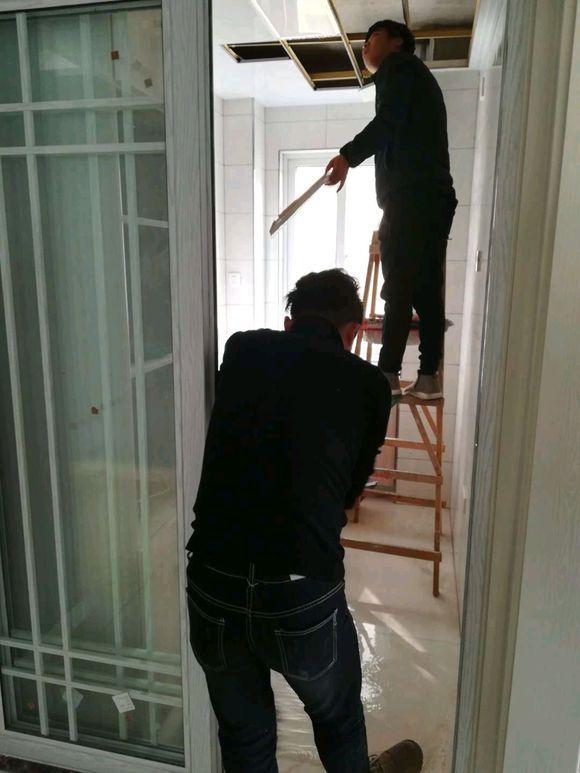 新家裝修好，就等家具進場。可鄰居家裝修淹了我家，怎么找她賠償