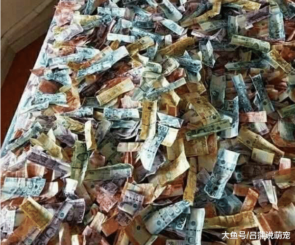 女子打扫卫生时无意发现丈夫的“秘密”，掀开床垫后当场就怒了！