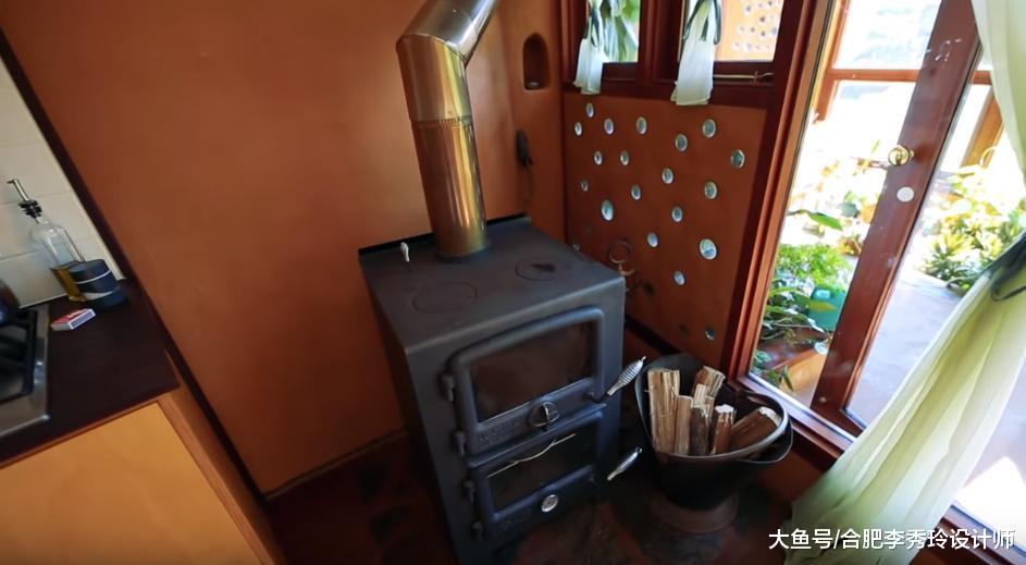 70㎡乡村小屋, 远看像一条船! 玻璃围个花房, 入户门用玻璃瓶砌, 有创意