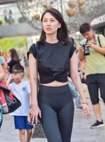 黑色紧身裤街头摄影，辣妈变成小姐姐！