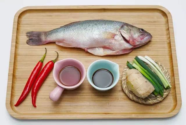 清蒸鲈鱼的绝妙做法，鲜香味美无腥味，怎么吃都不腻