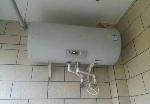 头一次见卫生间热水器不挂墙上，这样放太聪明，“好看”又不占地