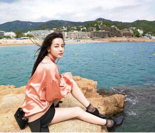 迪丽热巴戴灯牌成最正迷妹，卖萌露大腿，性感迷人