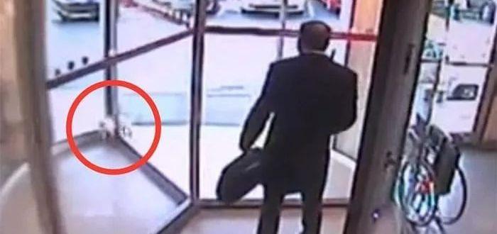 流浪猫卡进门缝休克，急诊医生马上冲过去，猫咪因祸得福……