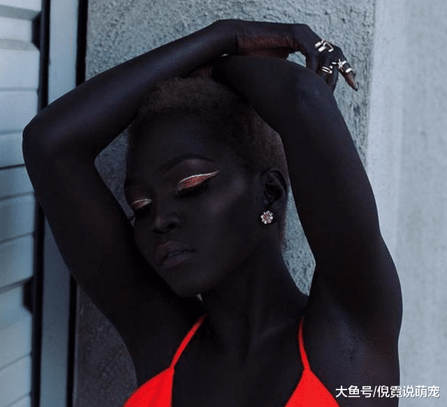 全球最美的黑人女子，人称“黑皇后”，网友：图片打开了人呢？