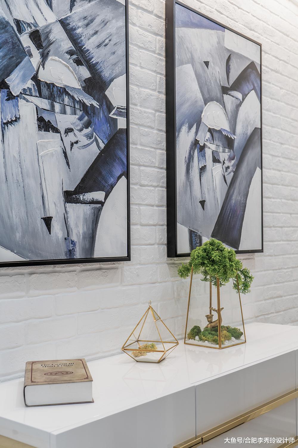 她家坚持客厅沙发不靠墙，一开始都不理解，实景出来后朋友羡慕极了！