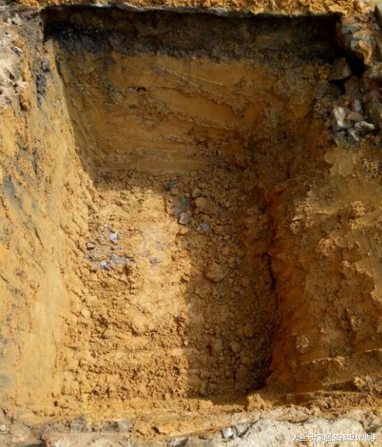 占用道路建房导致小车不能过，被邻居们一顿怼后不敢出门了