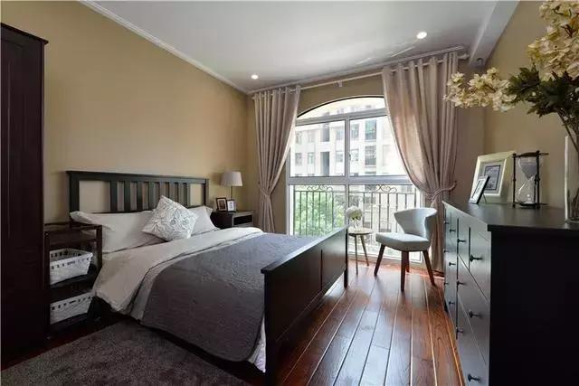 142平大户型现代美式四居室，过道不仅做衣帽间，还做了书房