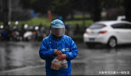 女子深夜点外卖, 备注栏提出额外要求, 外卖小哥: 很乐意帮你