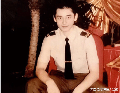 八一建军节钱枫晒出自己的军装照，网友：有点帅啊！