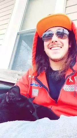 他亲手埋葬爱猫痛哭流涕，没想到不久后猫却活着回了家！原来……