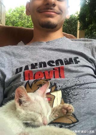 阳台打盹，醒来发现肚上有一团毛绒绒，它呼噜陪睡强迫收编