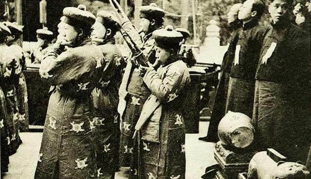 1938年日寇祭拜北平孔庙老照片，日本人为何唯独不敢动孔庙