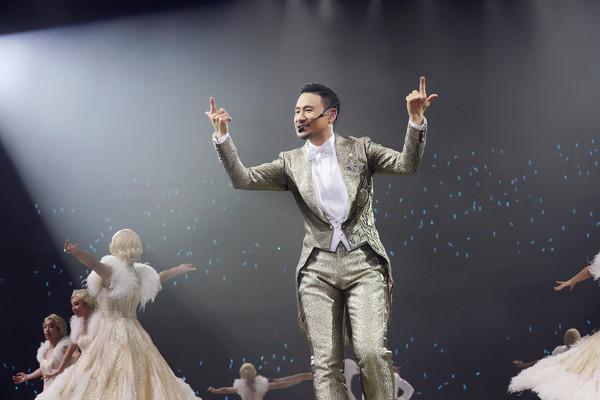 奉上膝盖! 张学友快60岁了, 1年几百场演唱会又唱又跳, 体力惊人