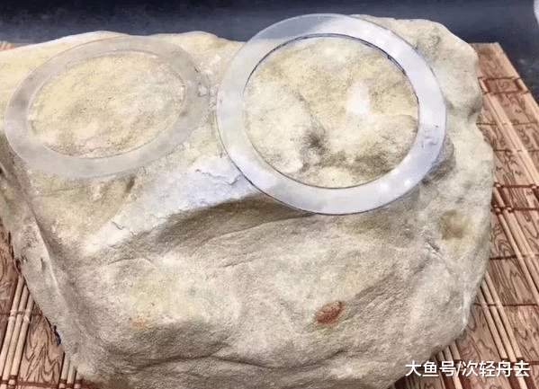 ＂翡翠原石，6千入手，一刀下去火了半个赌石圈＂